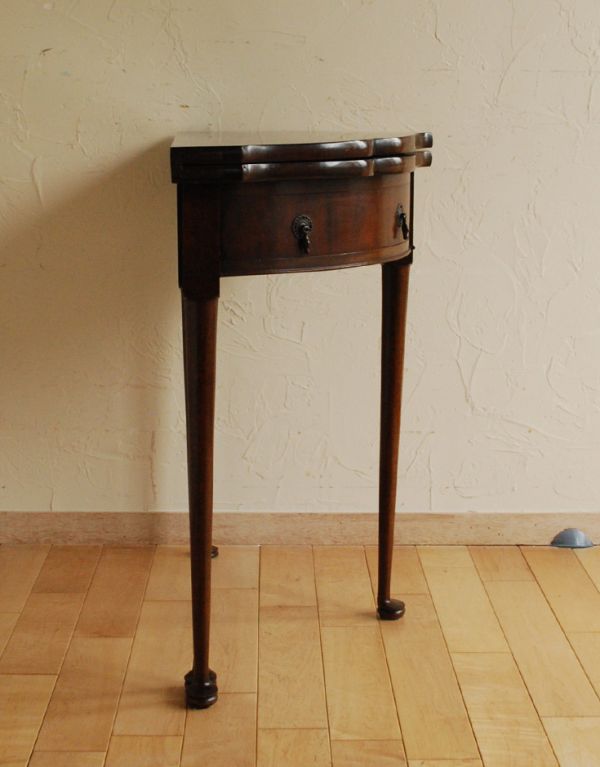 ロイドテーブル　アンティーク家具　英国の素敵なアンティーク家具、コンソール（ゲームテーブル）。サイドはこんなにスッキリ！場所を取らないので使いやすいです。(j-1510-f)