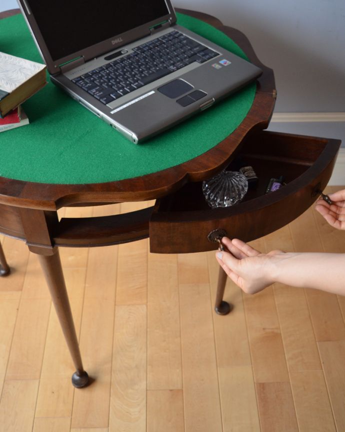 ロイドテーブル　アンティーク家具　英国の素敵なアンティーク家具、コンソール（ゲームテーブル）。引き出しは、向かって右側だけ使えます。(j-1510-f)