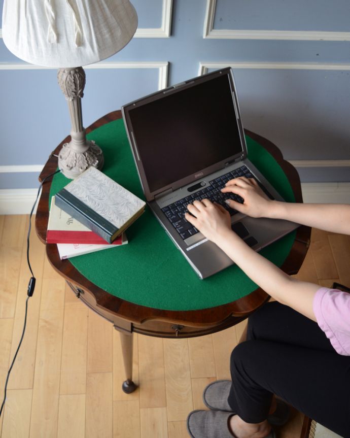 ロイドテーブル　アンティーク家具　英国の素敵なアンティーク家具、コンソール（ゲームテーブル）。お気に入りの椅子を合わせてパソコンデスクとして使用するのにも最適な高さです。(j-1510-f)