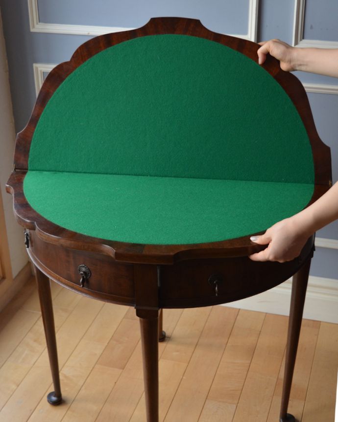 ロイドテーブル　アンティーク家具　英国の素敵なアンティーク家具、コンソール（ゲームテーブル）。女性１人で、簡単に天板を開くことができます。(j-1510-f)