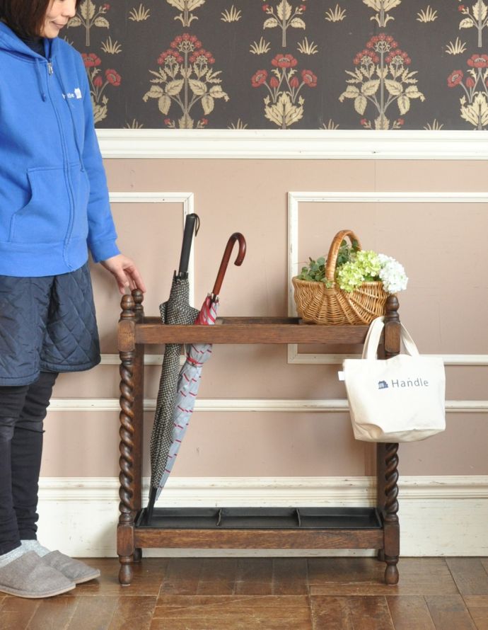 ロイドルームボックス　アンティーク家具　たくさん入るので安心の英国アンティーク家具、ステッキスタンド（傘立て）。インテリアとして絵になるステッキスタンドは、傘立てに。(j-1511-f-1)