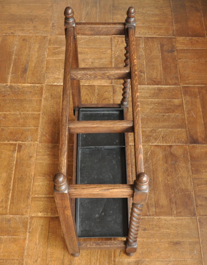 ロイドルームボックス　アンティーク家具　たくさん入るので安心の英国アンティーク家具、ステッキスタンド（傘立て）。本来ステッキスタンドだった場所は傘立てにピッタリ。(j-1511-f-1)