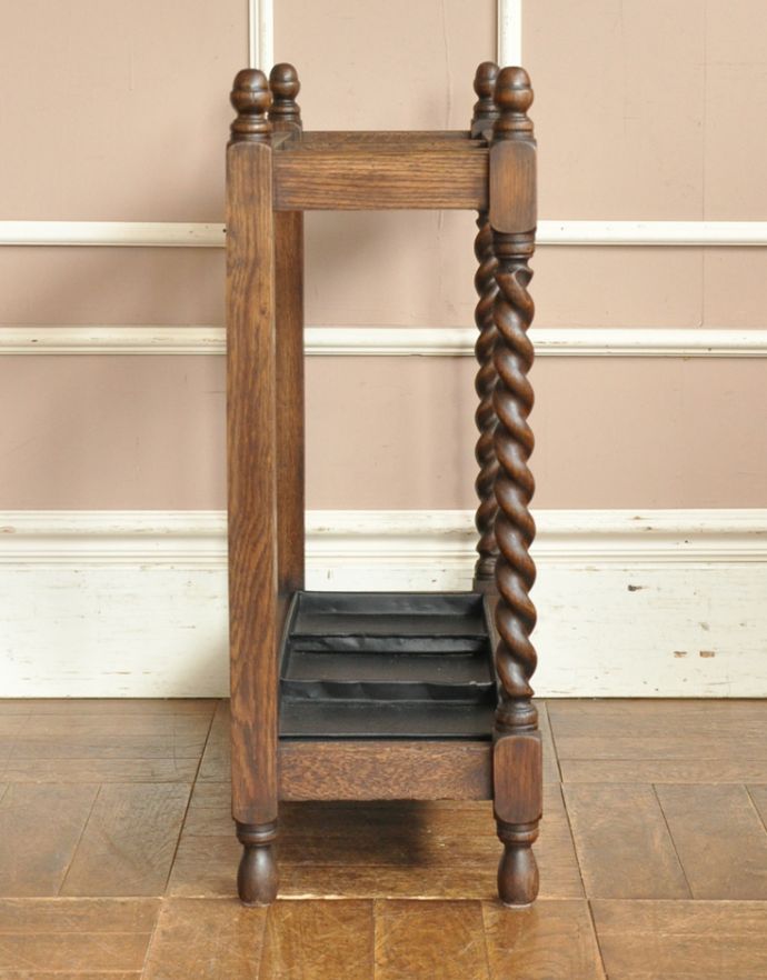 ロイドルームボックス　アンティーク家具　たくさん入るので安心の英国アンティーク家具、ステッキスタンド（傘立て）。スッキリしていて飽きがこないデザインです。(j-1511-f-1)