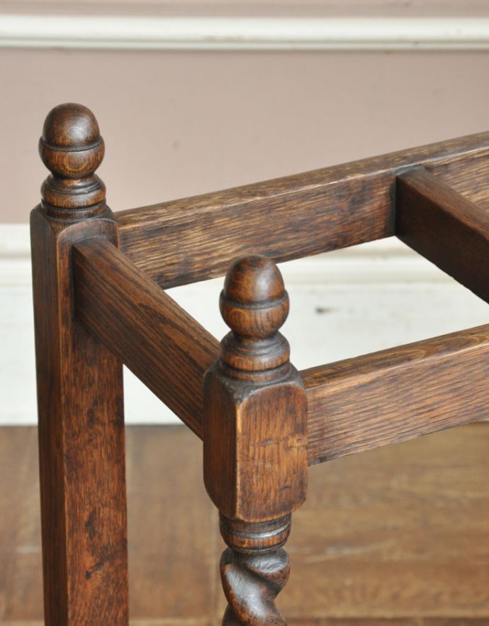 ロイドルームボックス　アンティーク家具　たくさん入るので安心の英国アンティーク家具、ステッキスタンド（傘立て）。アンティークらしい装飾です。(j-1511-f-1)