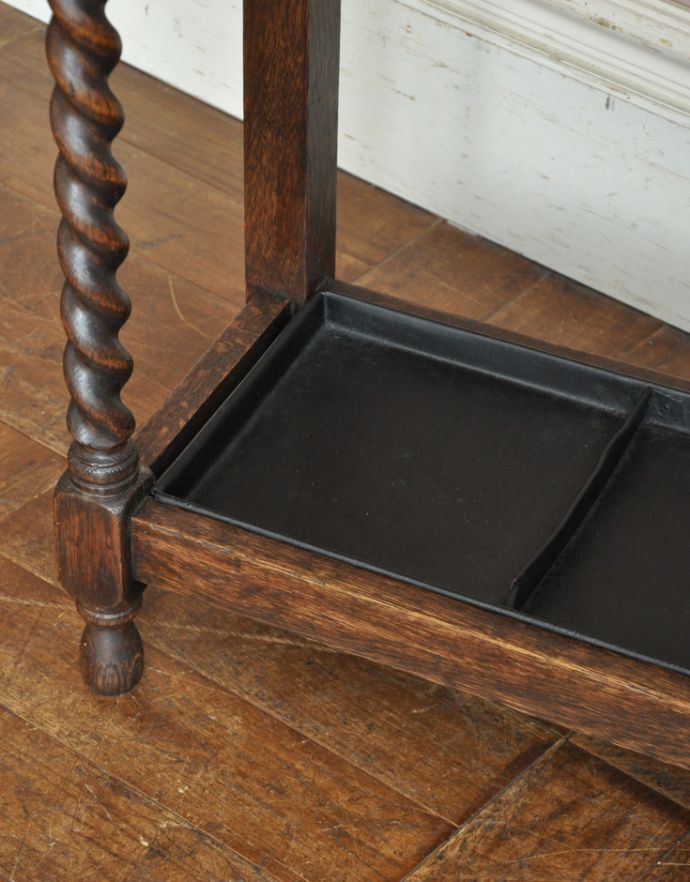 ロイドルームボックス　アンティーク家具　たくさん入るので安心の英国アンティーク家具、ステッキスタンド（傘立て）。雨水を受けるところが付いています。(j-1511-f-1)