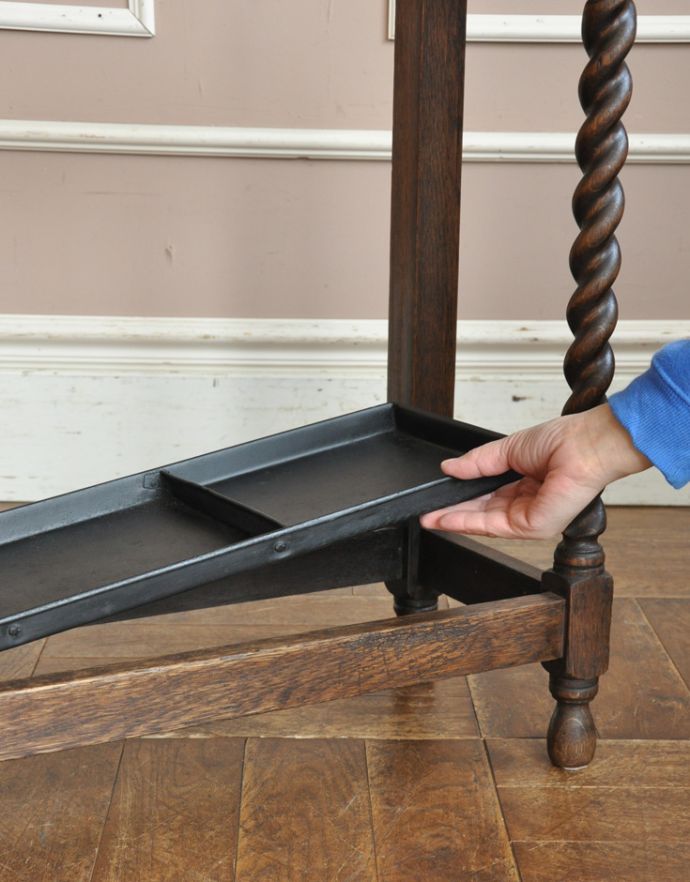 ロイドルームボックス　アンティーク家具　たくさん入るので安心の英国アンティーク家具、ステッキスタンド（傘立て）。水受けのトレイは可動です。(j-1511-f-1)