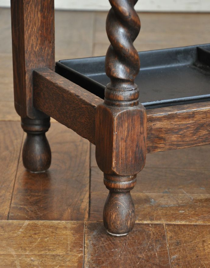 ロイドルームボックス　アンティーク家具　たくさん入るので安心の英国アンティーク家具、ステッキスタンド（傘立て）。小さな脚があります。(j-1511-f-1)