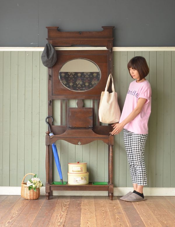 アンティークの玄関収納　アンティーク家具　ミラー付の英国らしいアンティーク家具、玄関の収納家具のホールスタンド（コート掛け）。お家に来たお客様が必ず初めて訪れる場所が玄関。(j-1512-f)