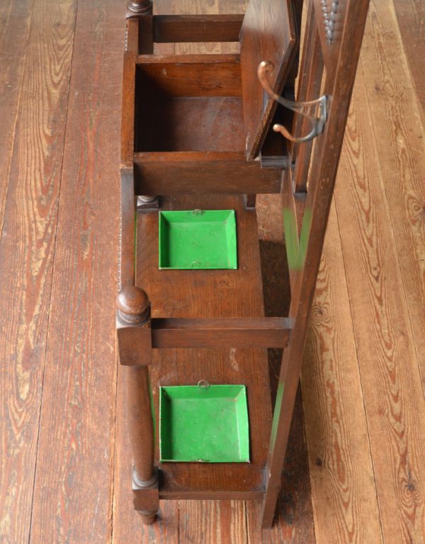 アンティークの玄関収納　アンティーク家具　ミラー付の英国らしいアンティーク家具、玄関の収納家具のホールスタンド（コート掛け）。本来ステッキスタンドだった場所は傘立てにピッタリ。(j-1512-f)