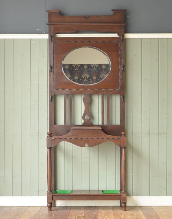 アンティークの玄関収納　アンティーク家具　ミラー付の英国らしいアンティーク家具、玄関の収納家具のホールスタンド（コート掛け）。鏡があることで、出かける前にサッと身だしなみチェックできるから本当に便利。(j-1512-f)