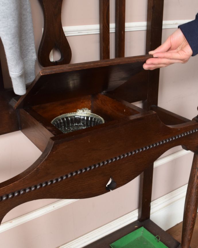 アンティークの玄関収納　アンティーク家具　ミラー付の英国らしいアンティーク家具、玄関の収納家具のホールスタンド（コート掛け）。ふたをそっと持ち上げると･･･小さな収納箱が付いているので、カギ置き場にピッタリ！お家のカギはもちろん、自転車や車など、いろんなカギをここに置いておけば探す必要もありません。(j-1512-f)