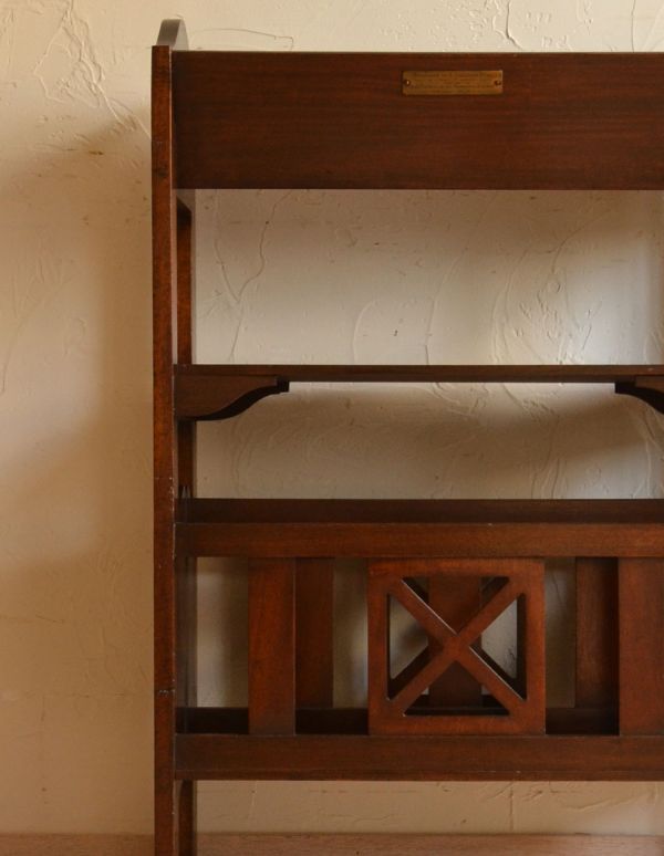 マガジンラック　アンティーク家具　英国のアンティーク家具、収納力もある木製のマガジンラック。ベッドやソファの横など、どこにでも置けるアンティーク家具です。(j-1513-f)