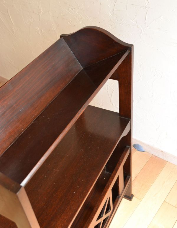 マガジンラック　アンティーク家具　英国のアンティーク家具、収納力もある木製のマガジンラック。中までしっかりとお手入れしています。(j-1513-f)