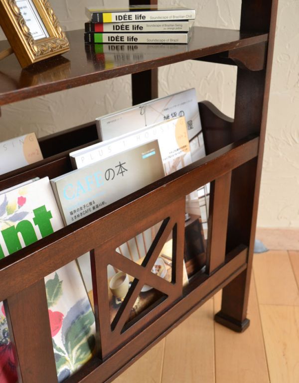 マガジンラック　アンティーク家具　英国のアンティーク家具、収納力もある木製のマガジンラック。本や雑誌が取り出しやすいデザインになっています。(j-1513-f)