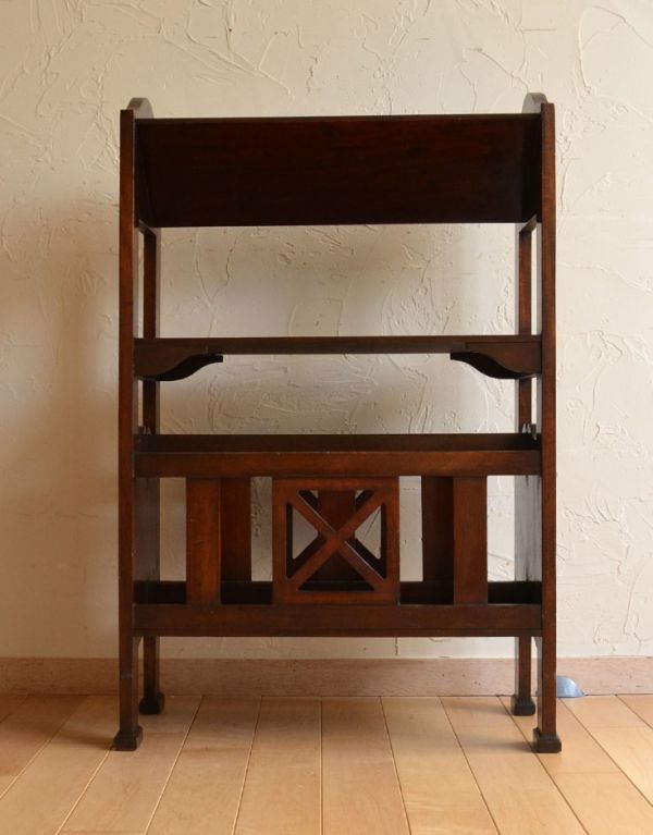マガジンラック　アンティーク家具　英国のアンティーク家具、収納力もある木製のマガジンラック。裏側もキチンと仕上げているので、キレイな状態です。(j-1513-f)