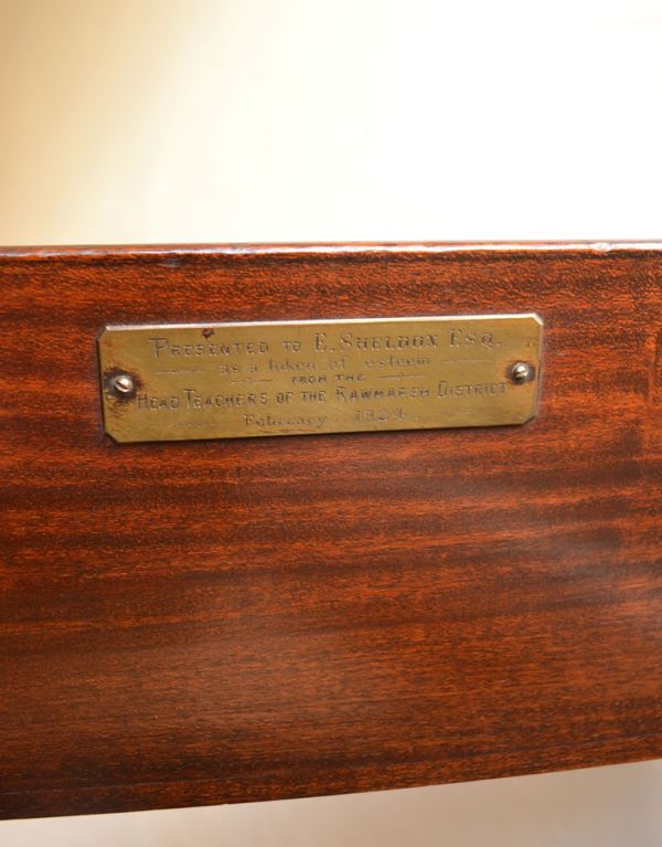 マガジンラック　アンティーク家具　英国のアンティーク家具、収納力もある木製のマガジンラック。ゴールドのプレートが付いています。(j-1513-f)