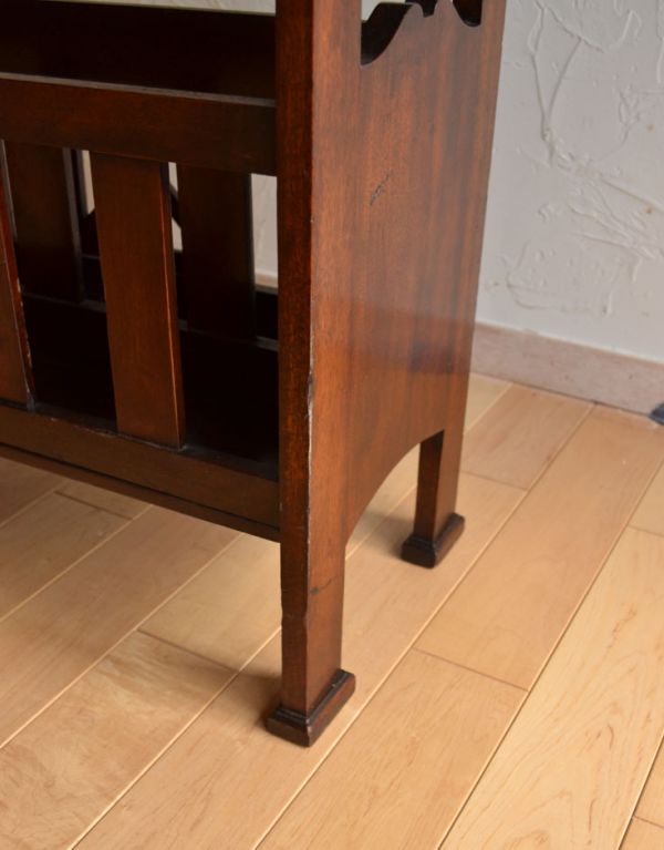 マガジンラック　アンティーク家具　英国のアンティーク家具、収納力もある木製のマガジンラック。しっかりメンテナンスしてありますのでご安心ください。(j-1513-f)