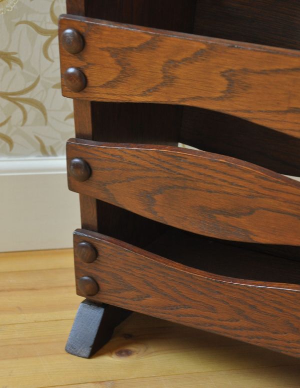 マガジンラック アンティーク家具 波のような格子のデザイン、英国アンティークのマガジンラック 。しっかりメンテナンスしてありますのでご安心ください。(j-1514-f)