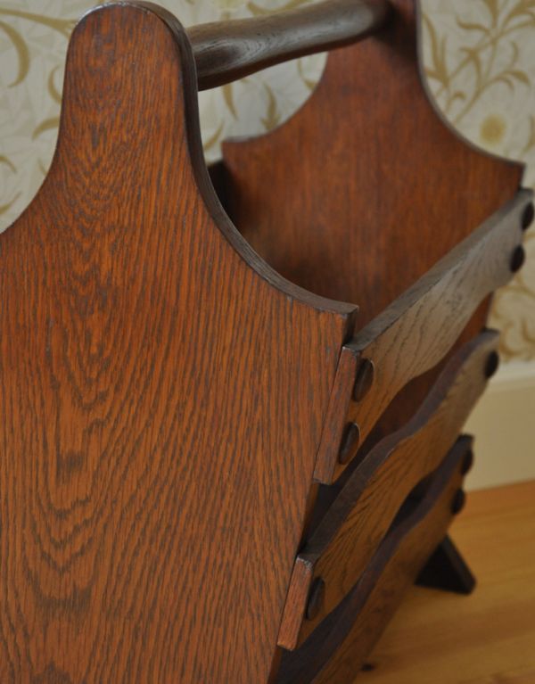 マガジンラック アンティーク家具 波のような格子のデザイン、英国アンティークのマガジンラック 。専門の職人によってお直ししていますが、アンティークは新品ではありません。(j-1514-f)