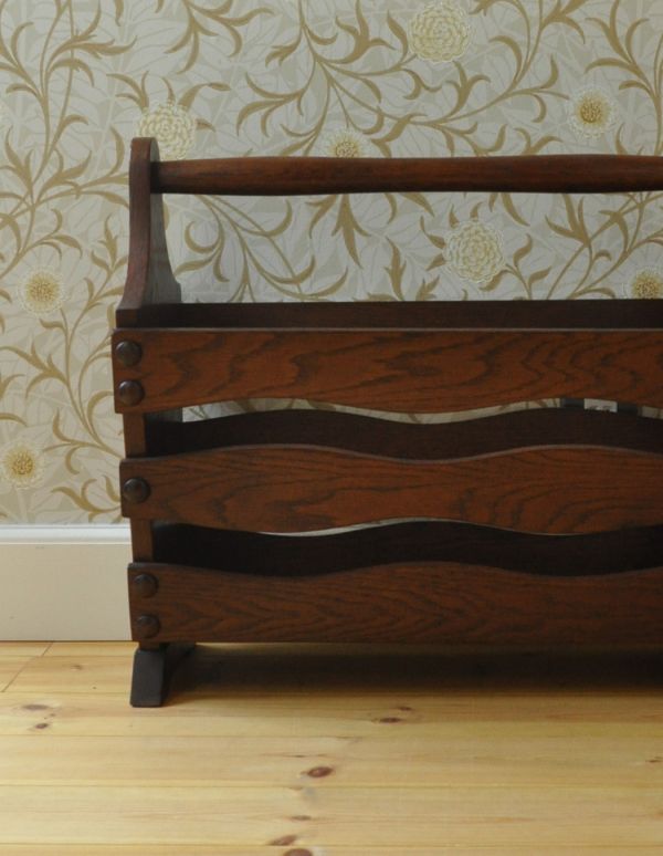 マガジンラック アンティーク家具 波のような格子のデザイン、英国アンティークのマガジンラック 。持ち運びも楽なので、使いたいところで使ってくださいね。(j-1514-f)