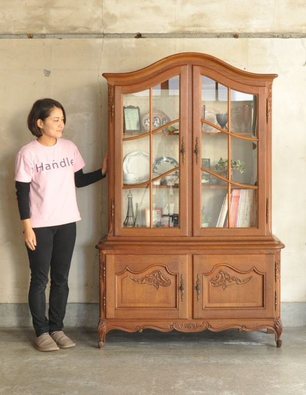 アンティークのキャビネット　アンティーク家具　優雅なフランスのアンティーク家具、華やかなガラスキャビネット（食器棚）。高級感たっぷりのガラスキャビネット。(j-1515-f)