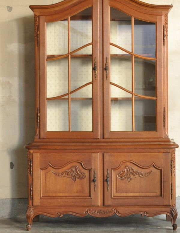 アンティークのキャビネット　アンティーク家具　優雅なフランスのアンティーク家具、華やかなガラスキャビネット（食器棚）。どんなものを飾っても、素敵に見えてしまうキャビネット。(j-1515-f)