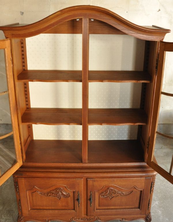 アンティークのキャビネット　アンティーク家具　優雅なフランスのアンティーク家具、華やかなガラスキャビネット（食器棚）。中はこんなにも広々としています。(j-1515-f)