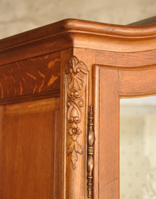 アンティークのキャビネット　アンティーク家具　優雅なフランスのアンティーク家具、華やかなガラスキャビネット（食器棚）。美しい彫にうっとり。(j-1515-f)