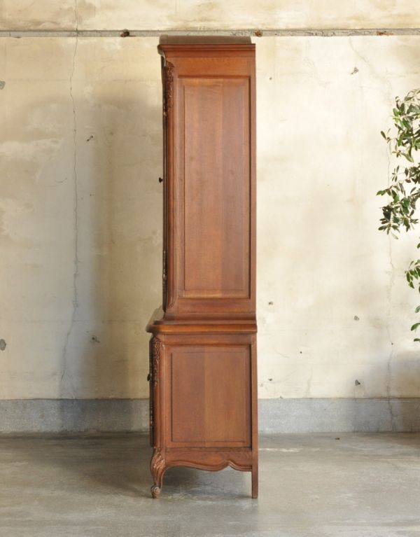 アンティークのキャビネット　アンティーク家具　優雅なフランスのアンティーク家具、華やかなガラスキャビネット（食器棚）。横から見ると意外とスッキリしているんですよ。(j-1515-f)