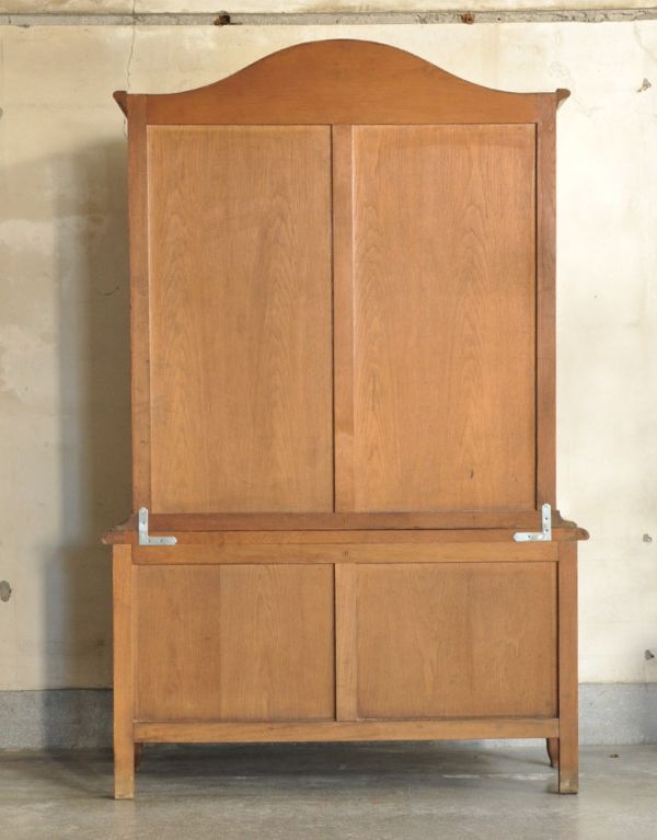 アンティークのキャビネット　アンティーク家具　優雅なフランスのアンティーク家具、華やかなガラスキャビネット（食器棚）。きちんとメンテナンスしてあるので、裏側もキレイです。(j-1515-f)