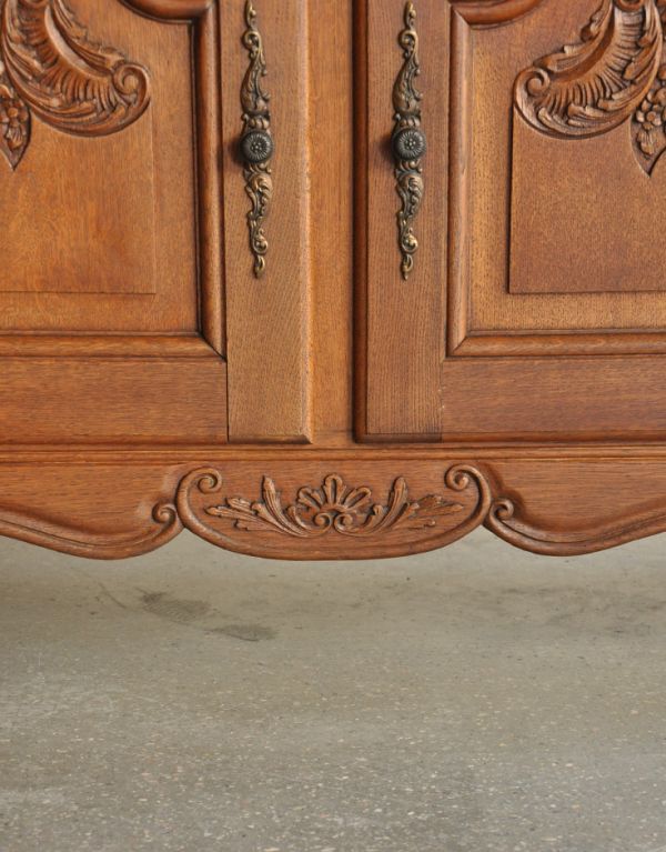 アンティークのキャビネット　アンティーク家具　優雅なフランスのアンティーク家具、華やかなガラスキャビネット（食器棚）。植物があしらわれた装飾にはどこか和の美しさを感じます。(j-1515-f)