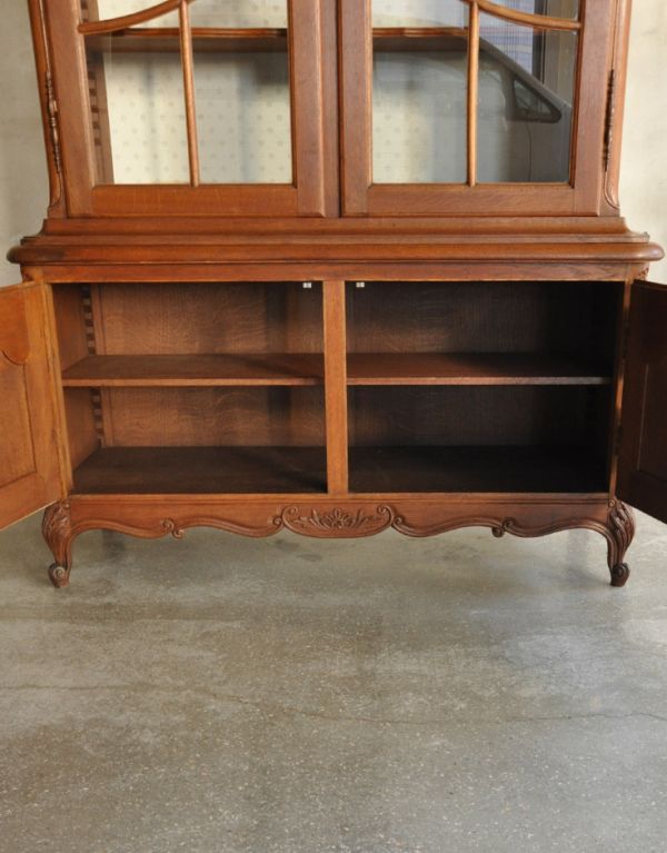 アンティークのキャビネット　アンティーク家具　優雅なフランスのアンティーク家具、華やかなガラスキャビネット（食器棚）。下の収納には、広い収納。(j-1515-f)