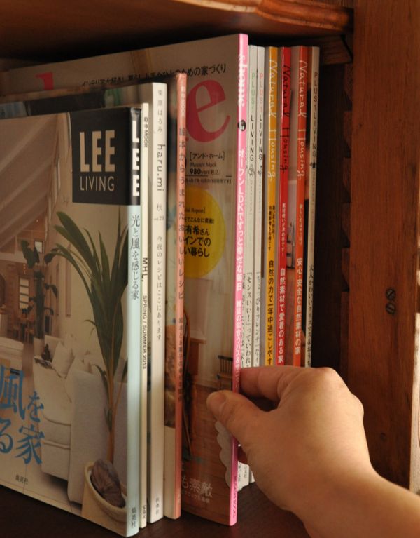 アンティークのキャビネット　アンティーク家具　優雅なフランスのアンティーク家具、華やかなガラスキャビネット（食器棚）。雑誌やA4ファイルが入ります。(j-1515-f)