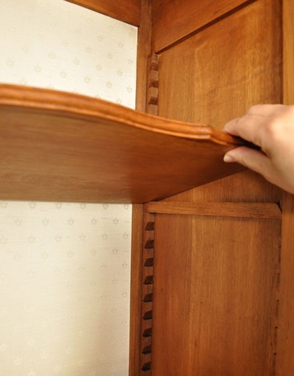 アンティークのキャビネット　アンティーク家具　優雅なフランスのアンティーク家具、華やかなガラスキャビネット（食器棚）。棚板は取り外すことも可能です。(j-1515-f)