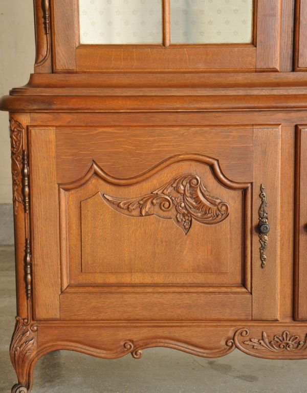 アンティークのキャビネット　アンティーク家具　優雅なフランスのアンティーク家具、華やかなガラスキャビネット（食器棚）。美しい彫にうっとり。(j-1515-f)