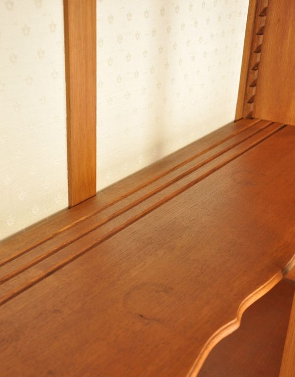 アンティークのキャビネット　アンティーク家具　優雅なフランスのアンティーク家具、華やかなガラスキャビネット（食器棚）。上段の２枚の棚板にはお皿を立てる溝があります。(j-1515-f)