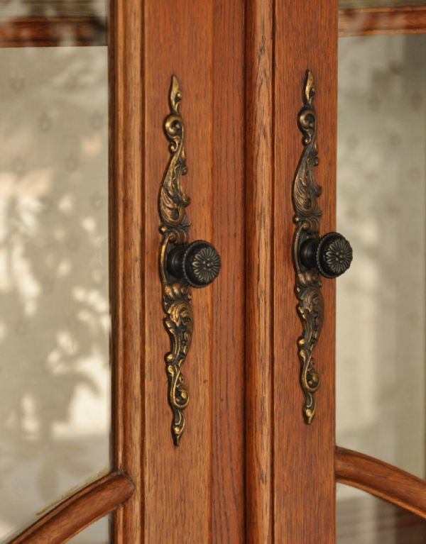 アンティークのキャビネット　アンティーク家具　優雅なフランスのアンティーク家具、華やかなガラスキャビネット（食器棚）。アンティークらしい繊細なデザインの取っ手がちょこんと付いています。(j-1515-f)