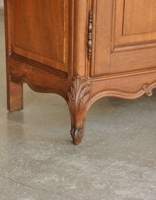 アンティークのキャビネット　アンティーク家具　優雅なフランスのアンティーク家具、華やかなガラスキャビネット（食器棚）。キュートな猫脚がキャビネットをしっかり支えてくれます。(j-1515-f)