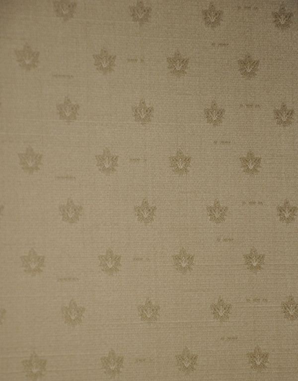 アンティークのキャビネット　アンティーク家具　優雅なフランスのアンティーク家具、華やかなガラスキャビネット（食器棚）。柄物の食器やお気に入りのアイテムが引き立つようなシンプルな生地に新しく張り替えました。(j-1515-f)