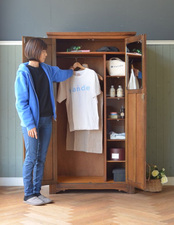 アンティークのキャビネット　アンティーク家具　英国紳士のアンティーク家具、風格ある佇まいのワードローブ（オールドチャーム社）。外国製のワードローブは装飾があちこちにあるので、絵になるアイテム。(j-1516-f)