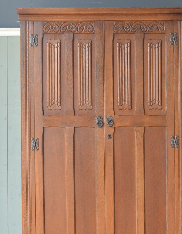 アンティークのキャビネット　アンティーク家具　英国紳士のアンティーク家具、風格ある佇まいのワードローブ（オールドチャーム社）。美しい木製の扉。(j-1516-f)