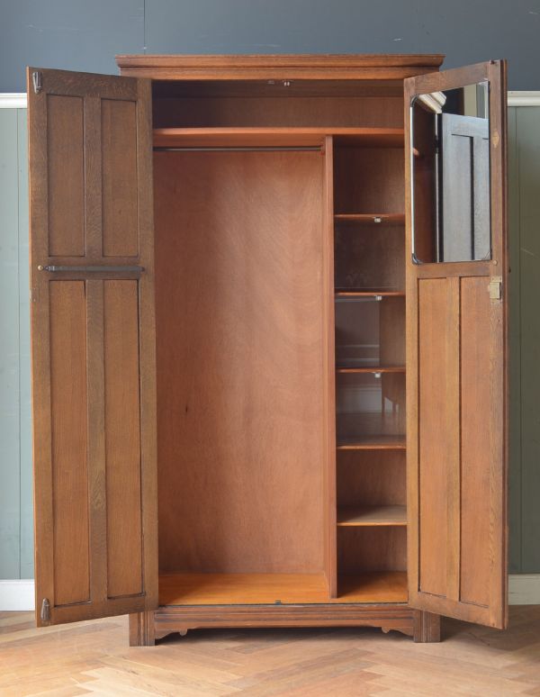 アンティークのキャビネット　アンティーク家具　英国紳士のアンティーク家具、風格ある佇まいのワードローブ（オールドチャーム社）。中もキレイにお直ししてありますので、何でも入れていただけます。(j-1516-f)