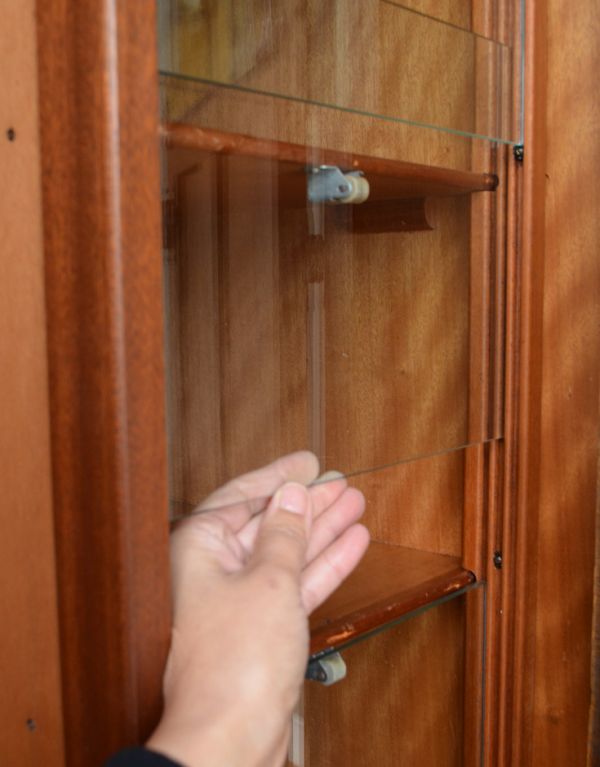 アンティークのキャビネット　アンティーク家具　英国紳士のアンティーク家具、風格ある佇まいのワードローブ（オールドチャーム社）。３つのボックスにはガラス戸が付いていました。(j-1516-f)