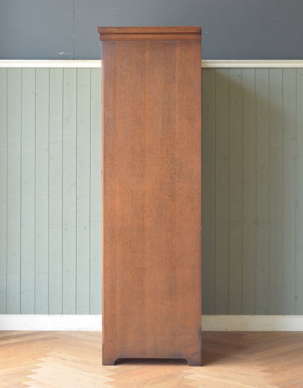 アンティークのキャビネット　アンティーク家具　英国紳士のアンティーク家具、風格ある佇まいのワードローブ（オールドチャーム社）。横から見るとスッキリしています。(j-1516-f)