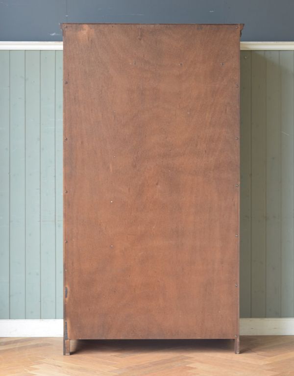 アンティークのキャビネット　アンティーク家具　英国紳士のアンティーク家具、風格ある佇まいのワードローブ（オールドチャーム社）。きちんとメンテナンスしてあるので、裏側もキレイです。(j-1516-f)