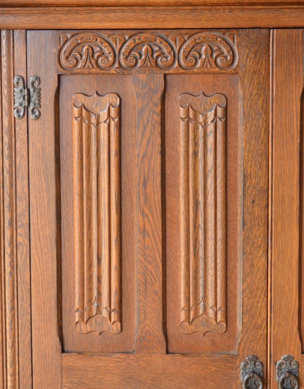 アンティークのキャビネット　アンティーク家具　英国紳士のアンティーク家具、風格ある佇まいのワードローブ（オールドチャーム社）。パッと映える装飾にもウキウキしてしまいます。(j-1516-f)