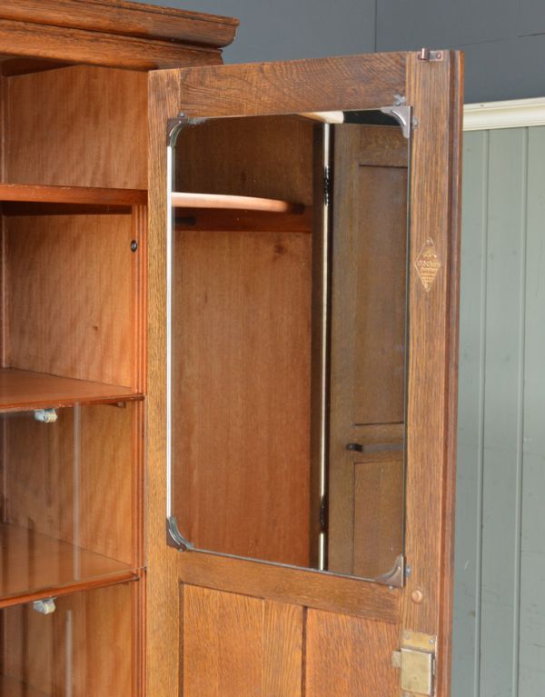 アンティークのキャビネット　アンティーク家具　英国紳士のアンティーク家具、風格ある佇まいのワードローブ（オールドチャーム社）。内側にミラーが付いています。(j-1516-f)