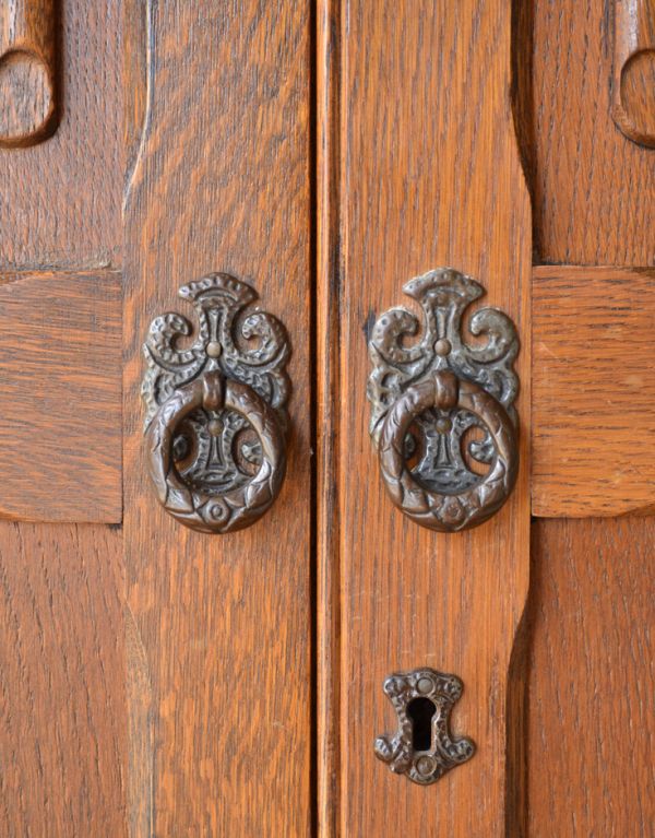 アンティークのキャビネット　アンティーク家具　英国紳士のアンティーク家具、風格ある佇まいのワードローブ（オールドチャーム社）。リングの取っ手は雰囲気があってカッコイイ！握りやすく使いやすいです。(j-1516-f)