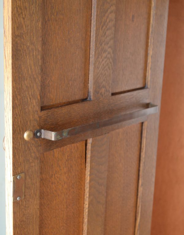 アンティークのキャビネット　アンティーク家具　英国紳士のアンティーク家具、風格ある佇まいのワードローブ（オールドチャーム社）。左扉の内側にネクタイを掛けるバーがあります！。(j-1516-f)