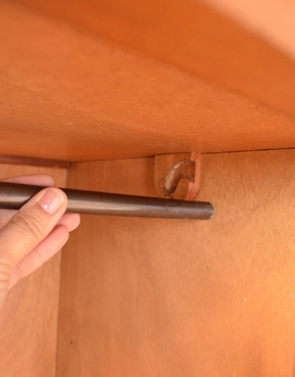 アンティークのキャビネット　アンティーク家具　英国紳士のアンティーク家具、風格ある佇まいのワードローブ（オールドチャーム社）。左側上部にはポールが付いています。(j-1516-f)